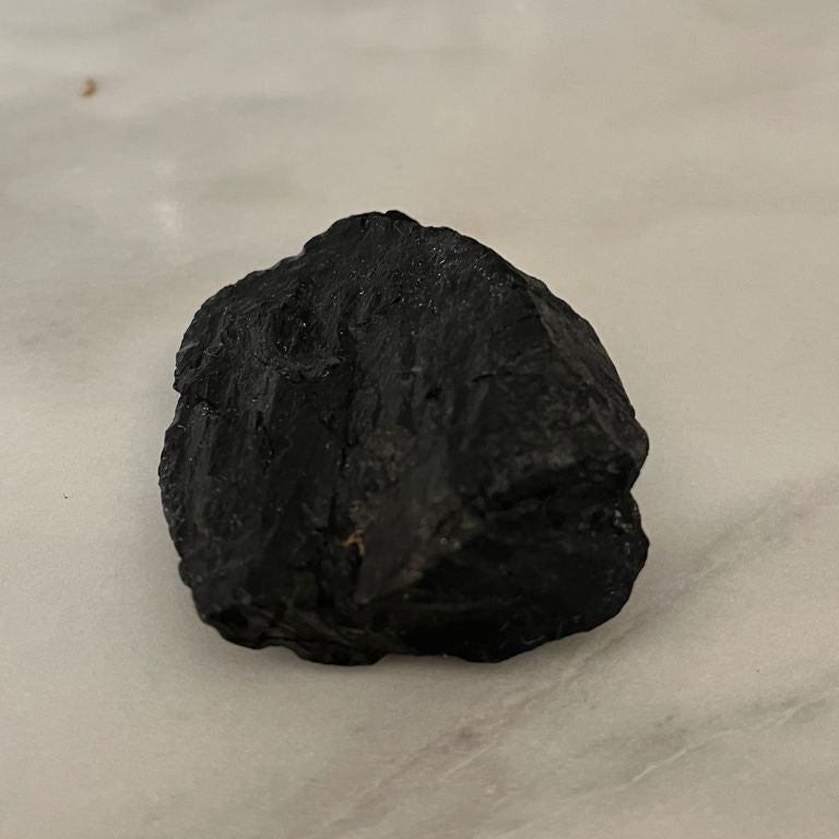 Tormalina Nera Grezza – Scudo Energetico Naturale