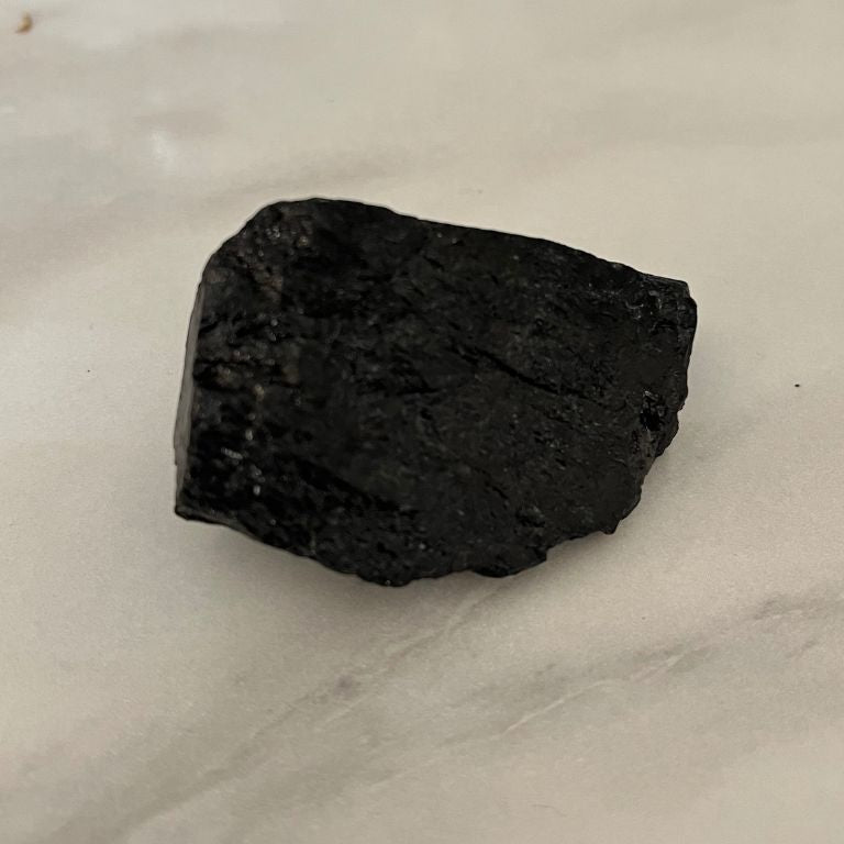 Tormalina Nera Grezza – Scudo Energetico Naturale
