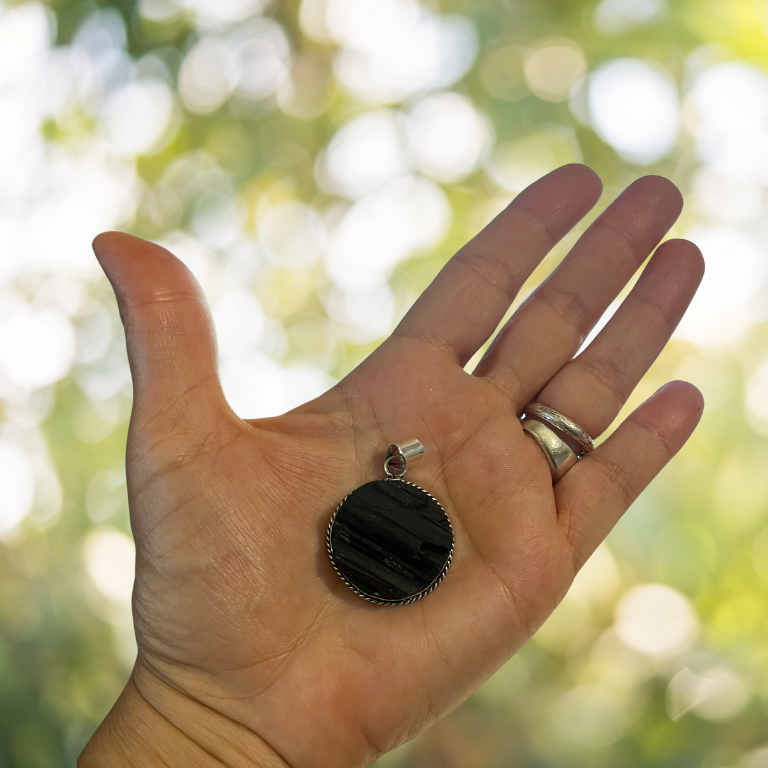 Collana regolabile con Ciondolo di Tormalina Nera Grezza – Scudo Energetico
