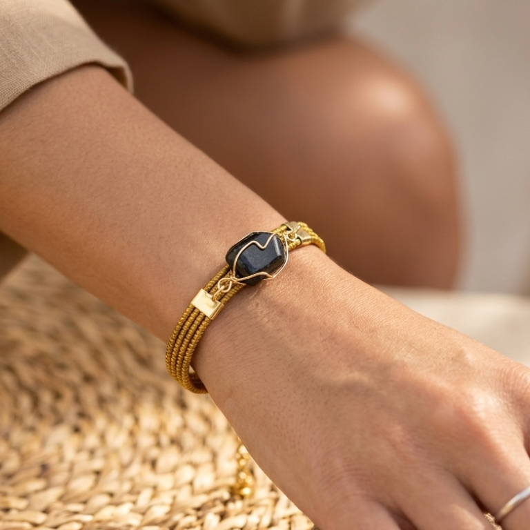 Bracciale in Capim Dourado con Cristallo Naturale – Citrino o Tormalina Nera