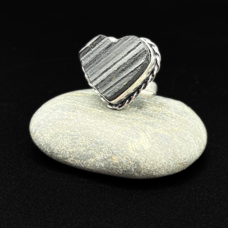 Anello Cuore in Tormalina Nera Grezza
