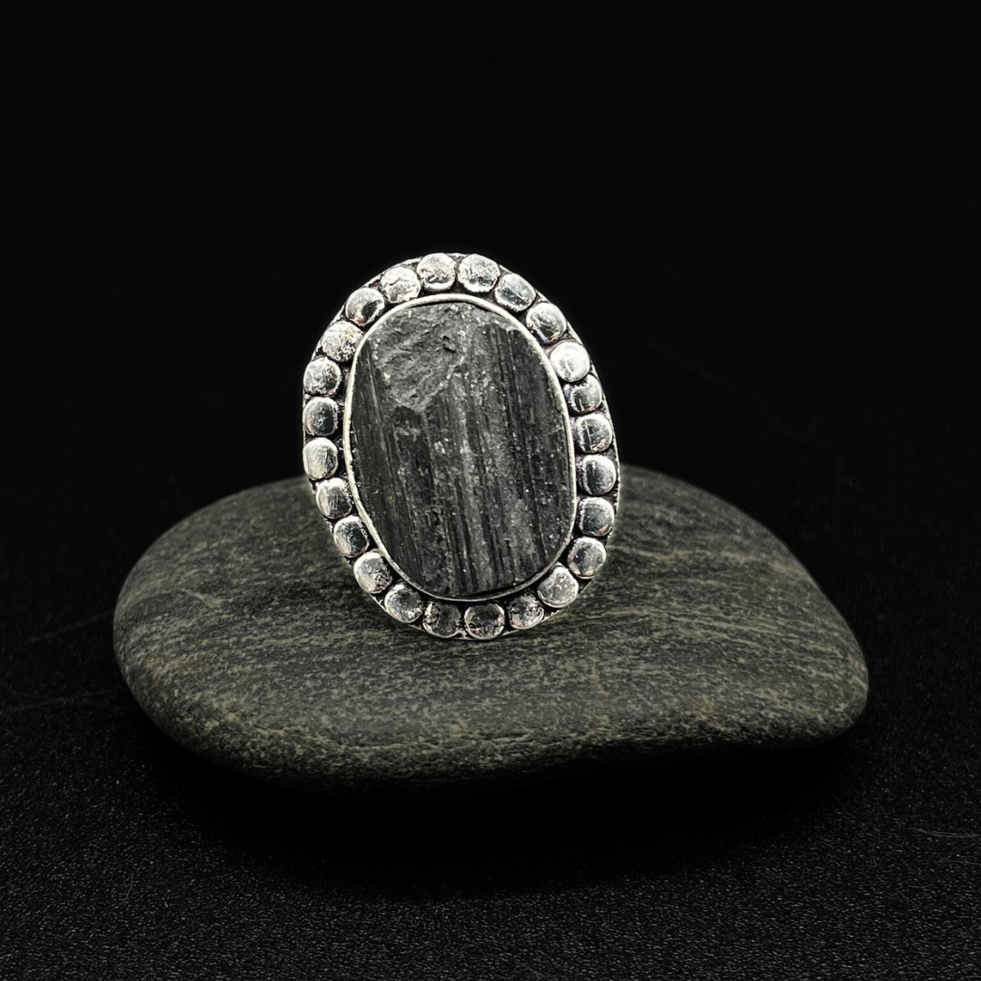 Anello Artigianale con Tormalina Nera Grezza