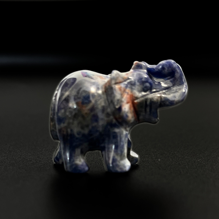 Elefantino in Sodalite