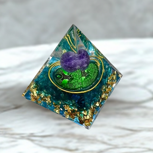 Piramide Orgonite Verde con Ametista e Albero della Vita