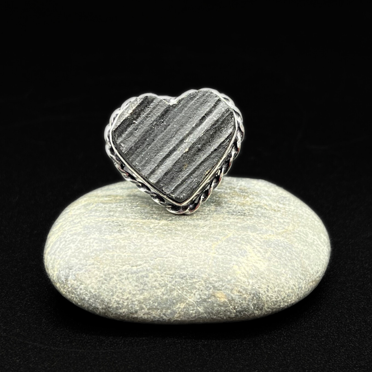 Anello Cuore in Tormalina Nera Grezza