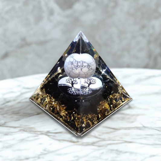 Piramide in Orgonite con Howlite e Ossidiana