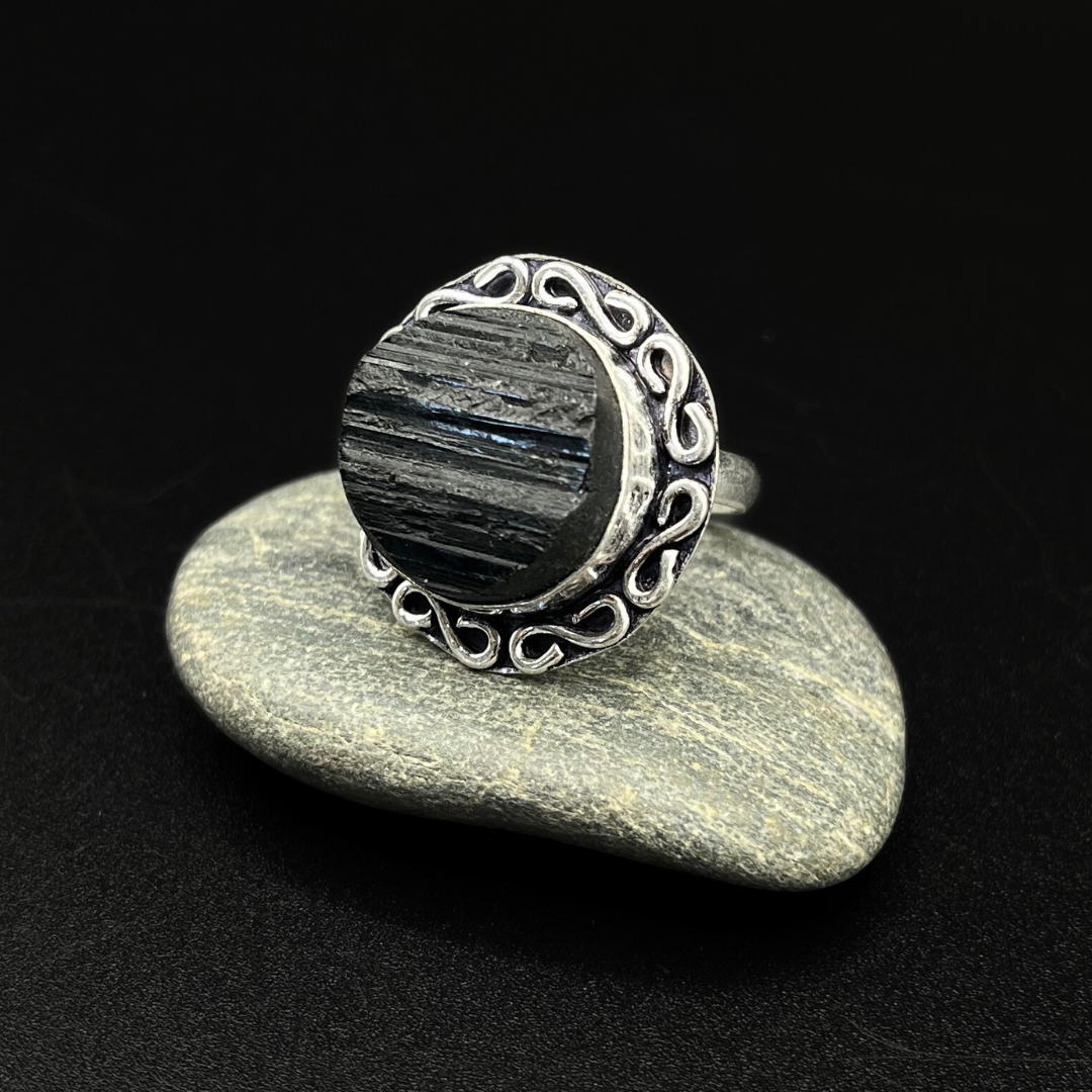 Anello Artigianale con Tormalina Nera Grezza