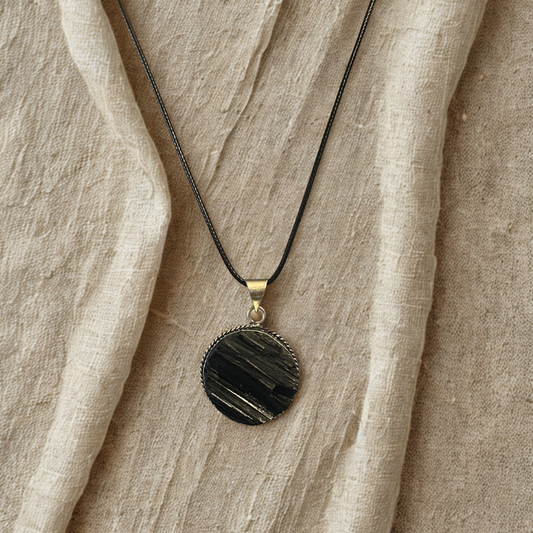 Collana regolabile con Ciondolo di Tormalina Nera Grezza – Scudo Energetico