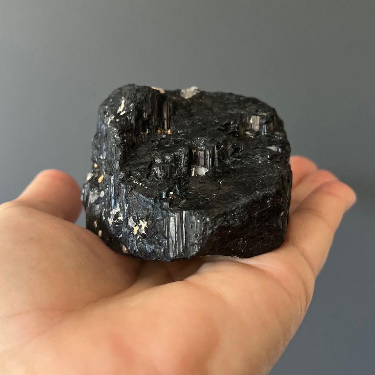 Tormalina Nera Grezza – Scudo Energetico Naturale