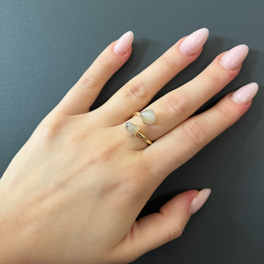 Anello con Pietra di Luna grezza