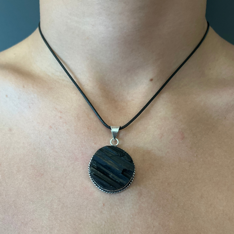 Collana regolabile con Ciondolo di Tormalina Nera Grezza – Scudo Energetico