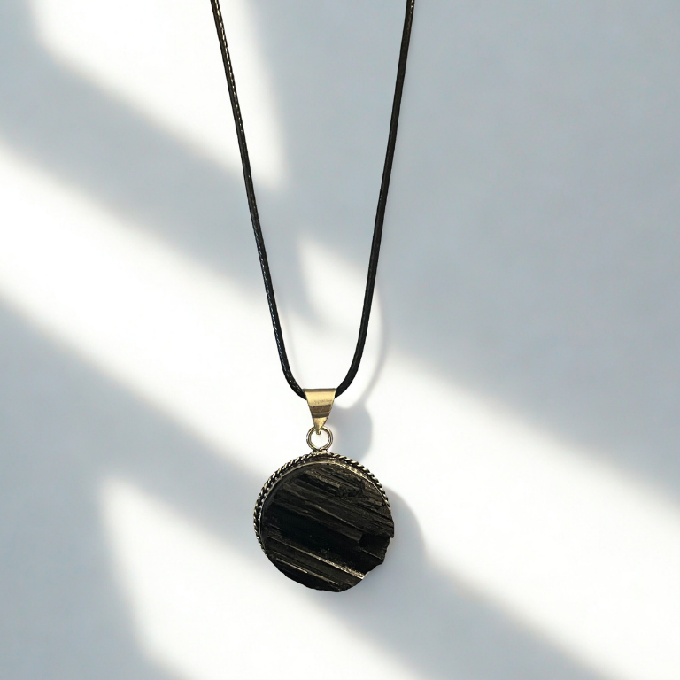 Collana regolabile con Ciondolo di Tormalina Nera Grezza – Scudo Energetico