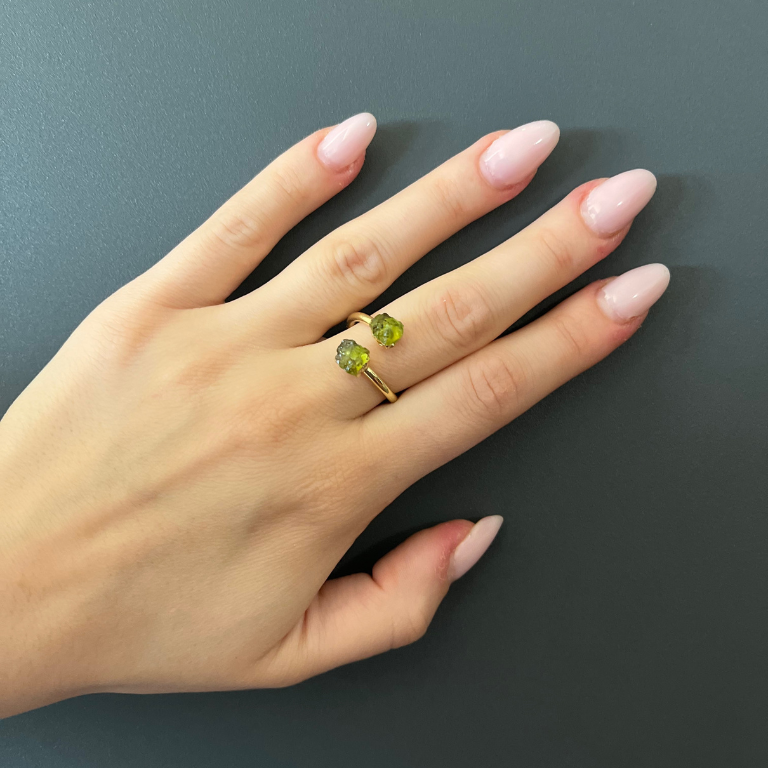 Anello con Peridoto grezzo