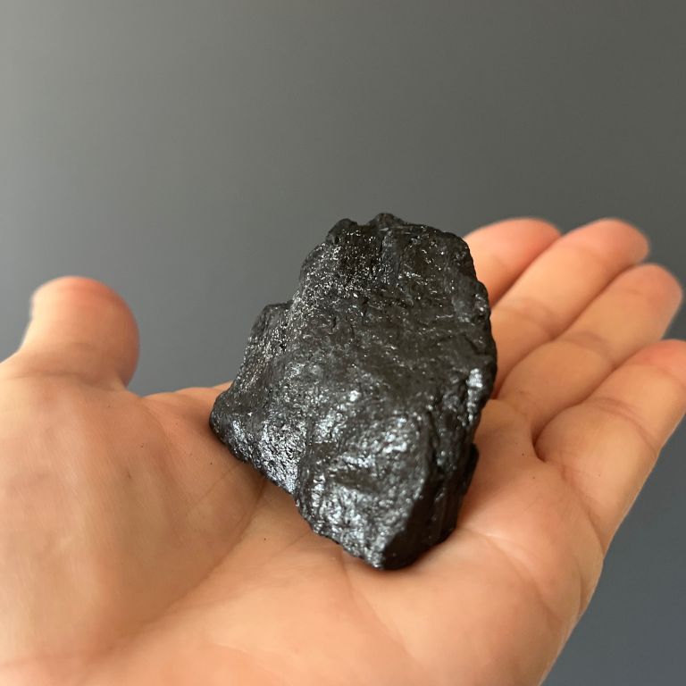 Tormalina Nera Grezza – Scudo Energetico Naturale
