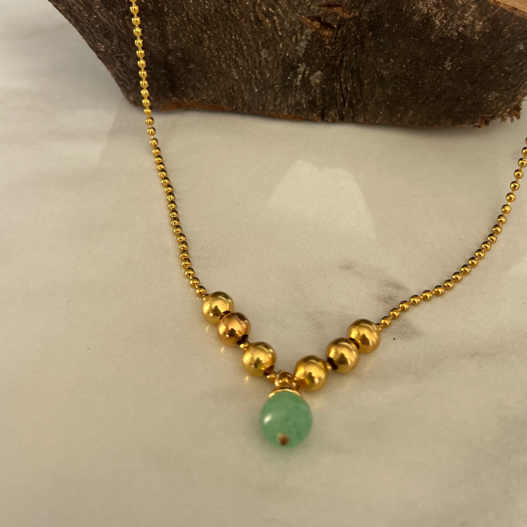 Collana in Acciaio Dorato con Ciondolo in Pietra Naturale