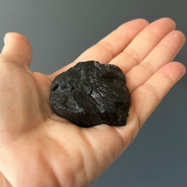 Tormalina Nera Grezza – Scudo Energetico Naturale
