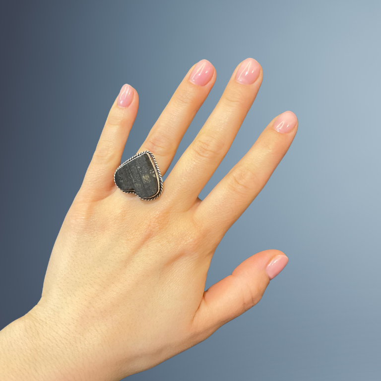 Anello Cuore in Tormalina Nera Grezza