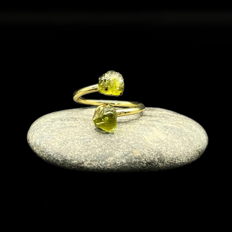 Anello con Peridoto grezzo