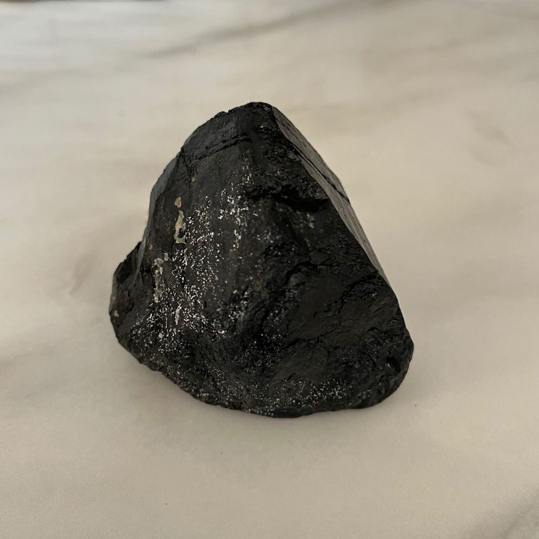 Tormalina Nera Grezza – Scudo Energetico Naturale