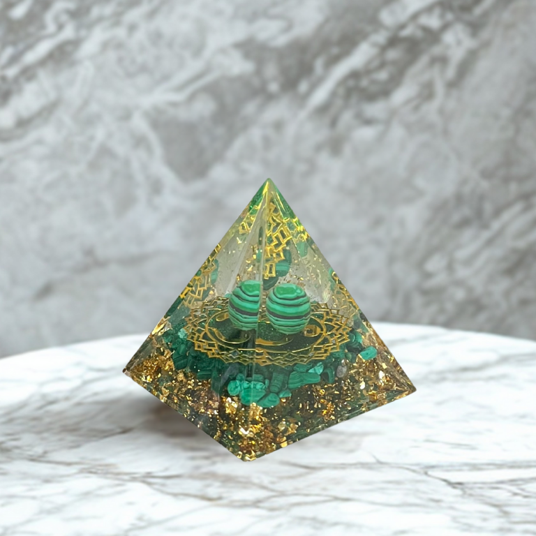 Piramide in Orgonite con Malachite Naturale