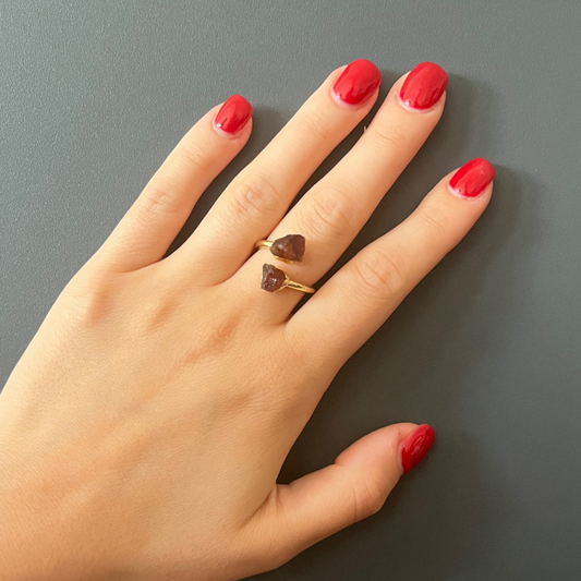 Anello con Granato Grezzo