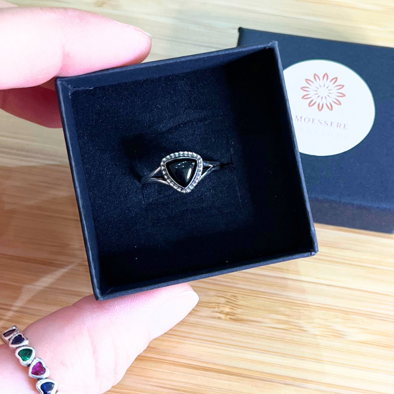Anillo de piedra negra