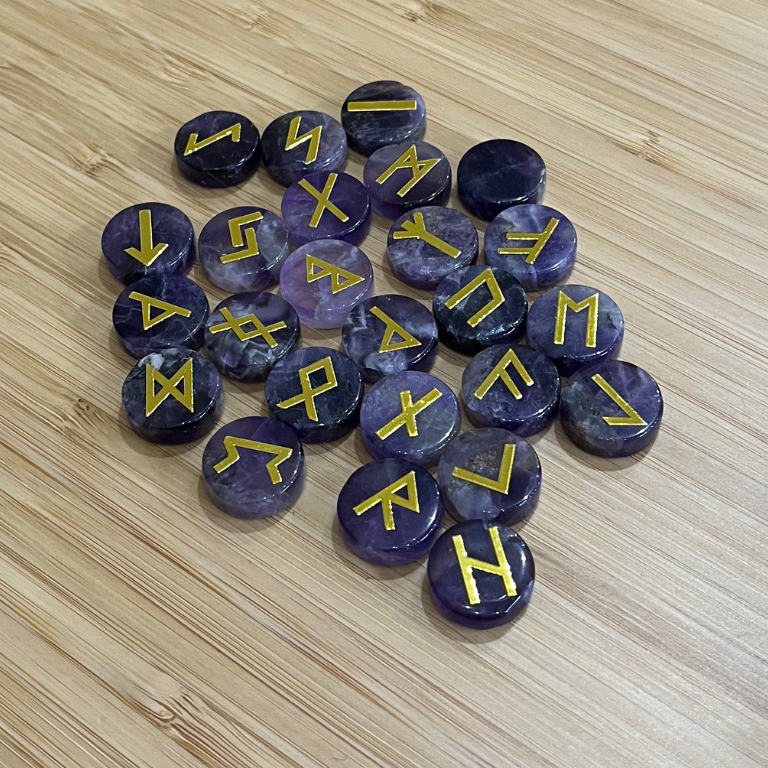 Rune in Pietra Naturale – Set completo | Intuizione, Protezione, Saggezza