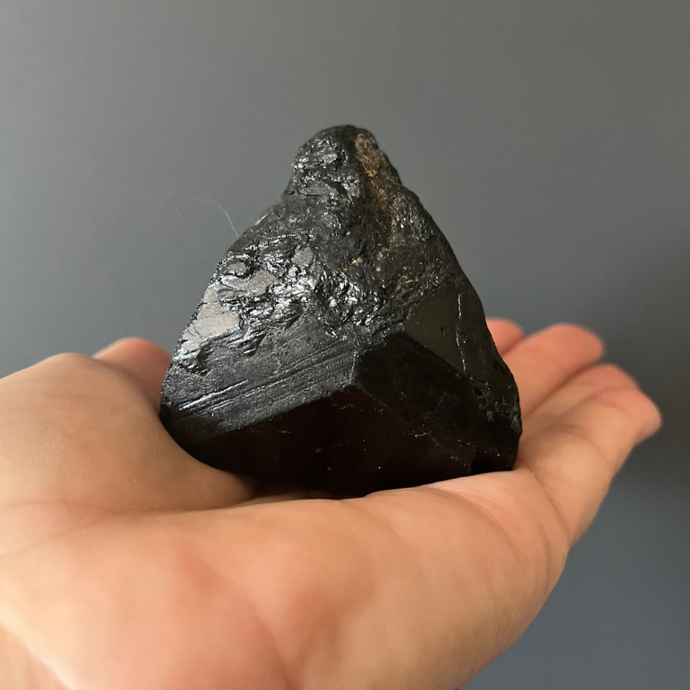 Tormalina Nera Grezza – Scudo Energetico Naturale