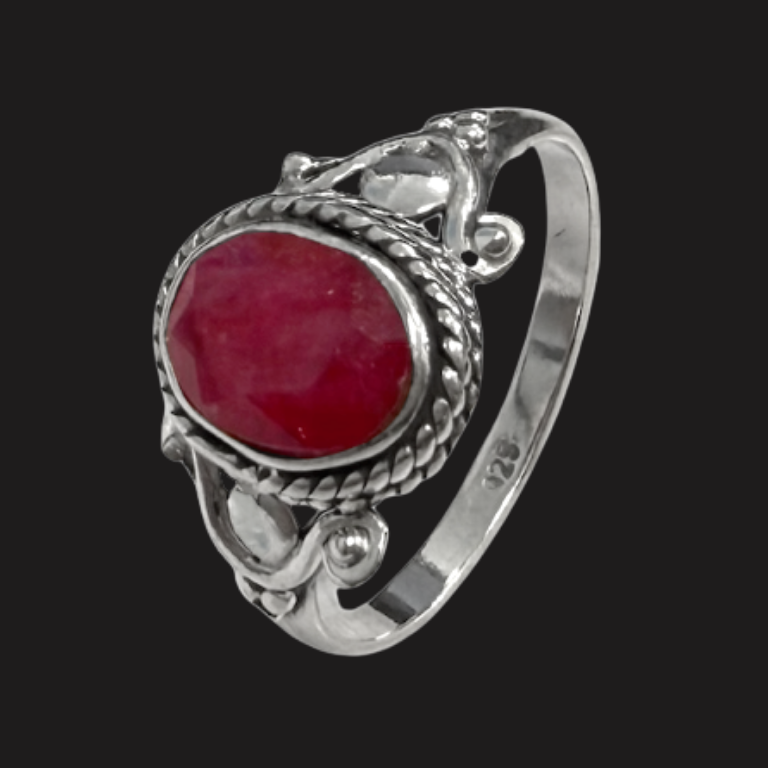 Anello in Rubino sfaccettato e Argento 925