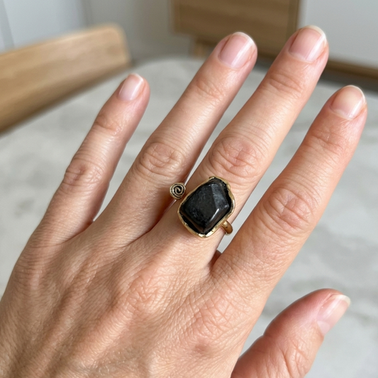 Anello Artigianale in Shungite e Bronzo
