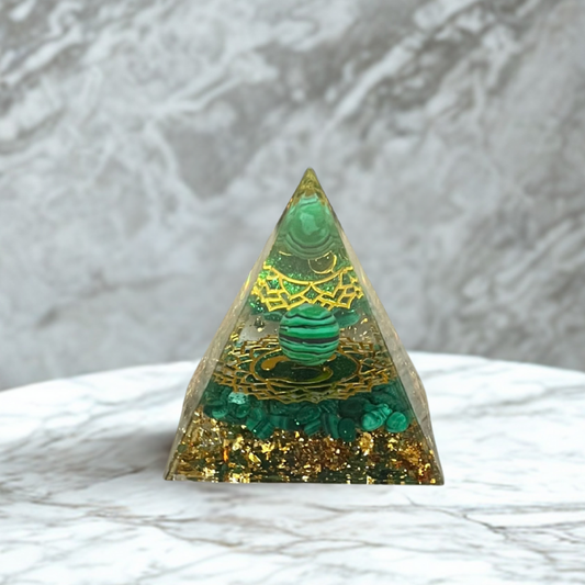 Piramide in Orgonite con Malachite Naturale