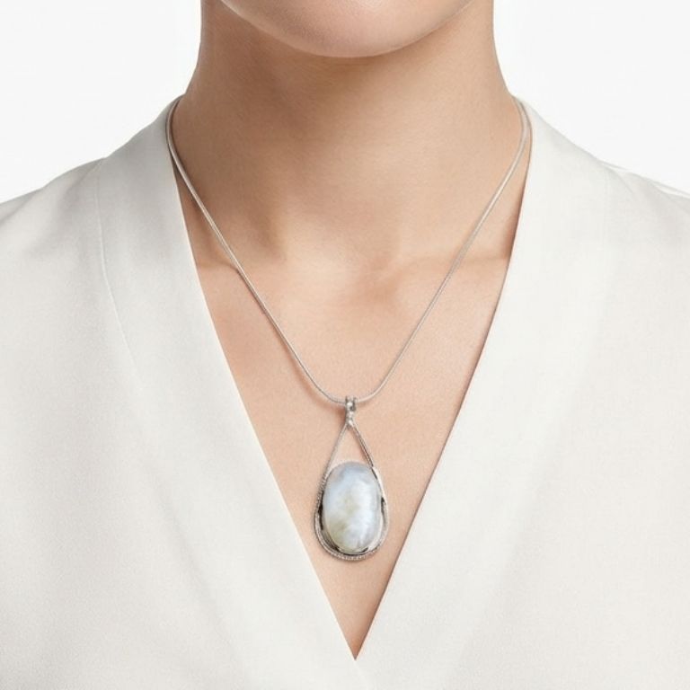 Ciondolo pietra di luna argento 925 indossato con collana acciaio