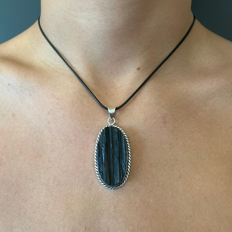 Collana regolabile con Ciondolo di Tormalina Nera Grezza – Scudo Energetico