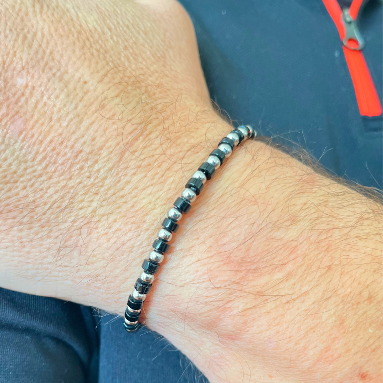 Pulsera de hombre en ágata negra y acero: elegancia y fuerza.