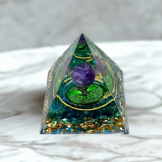 Piramide Orgonite Verde con Ametista e Albero della Vita