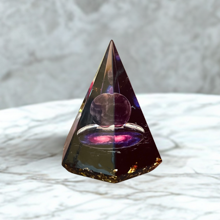 Piramide Esagonale in Orgonite con Sfera di Ametista e Base in Ossidiana