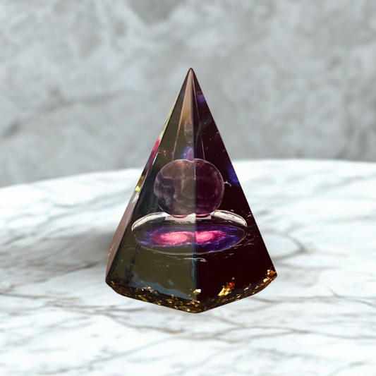Piramide Esagonale in Orgonite con Sfera di Ametista e Base in Ossidiana