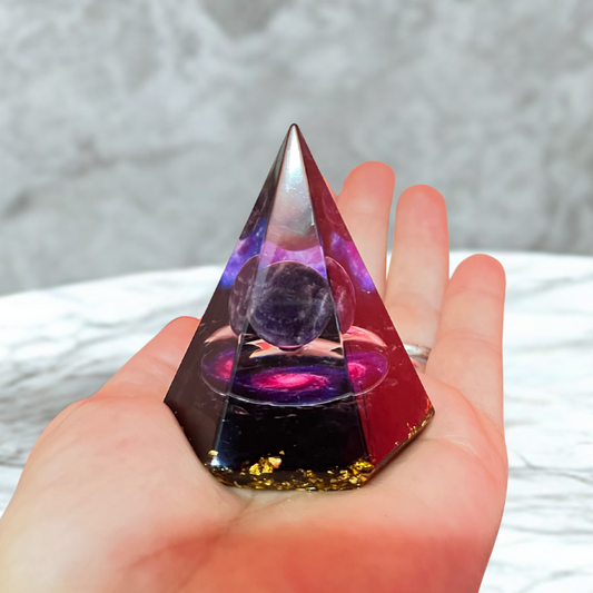 Piramide Esagonale in Orgonite con Sfera di Ametista e Base in Ossidiana