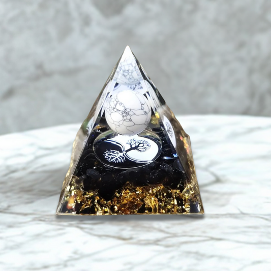 Piramide in Orgonite con Howlite e Ossidiana