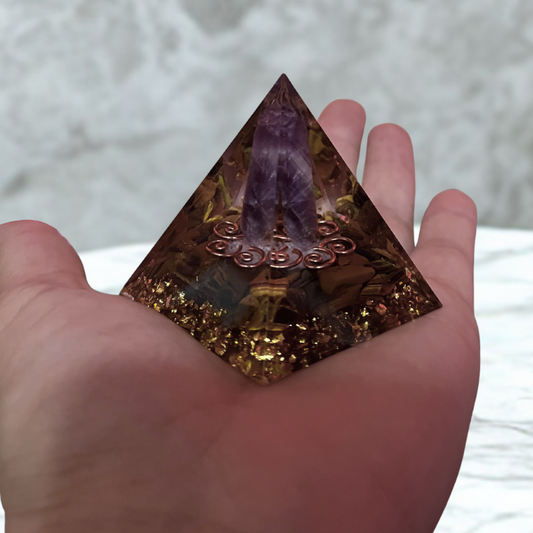 Piramide Orgonite con Ametista e Occhio di Tigre
