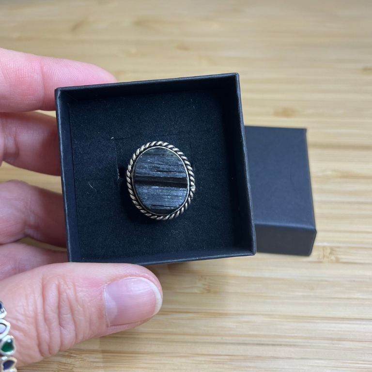 Anello Artigianale con Tormalina Nera Grezza