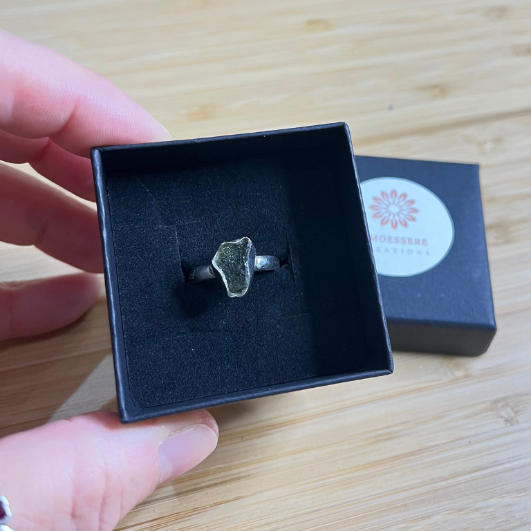 Anello in Argento 925 con Moldavite Grezza Naturale