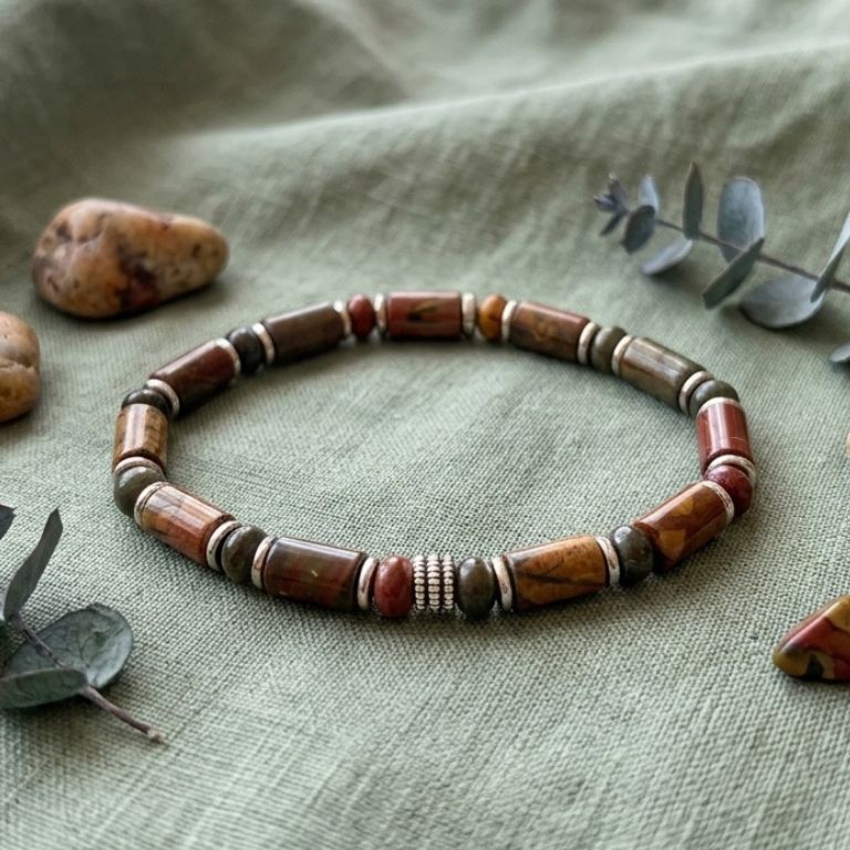 Bracciale diaspro picasso dettaglio su tessuto verde