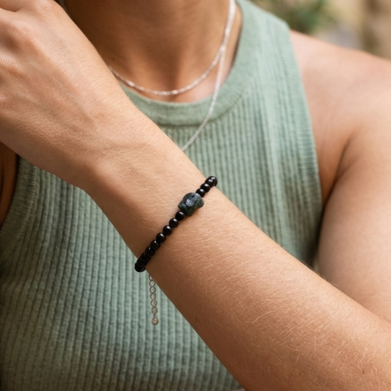 Bracciale tormalina nera con tormalina verde grezza centrale