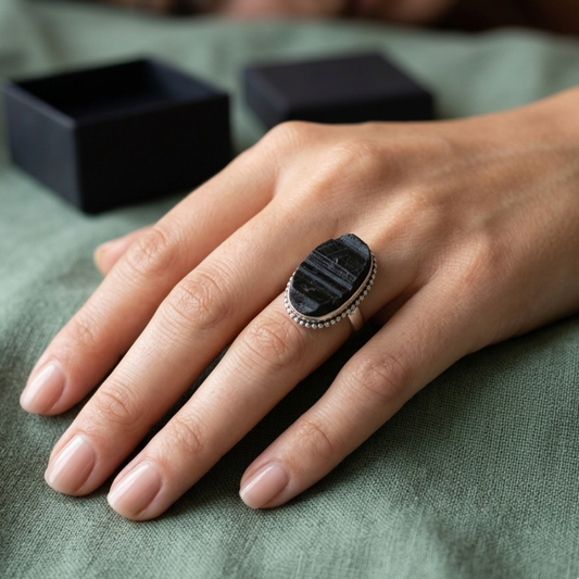 Anello Artigianale con Tormalina Nera Grezza