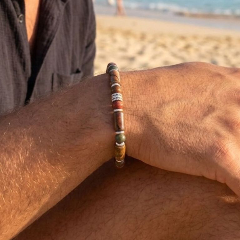Bracciale diaspro picasso indossato uomo in spiaggia