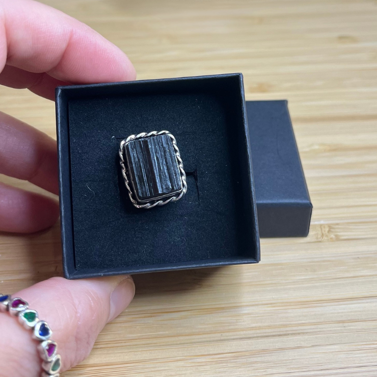 Anello Artigianale con Tormalina Nera Grezza