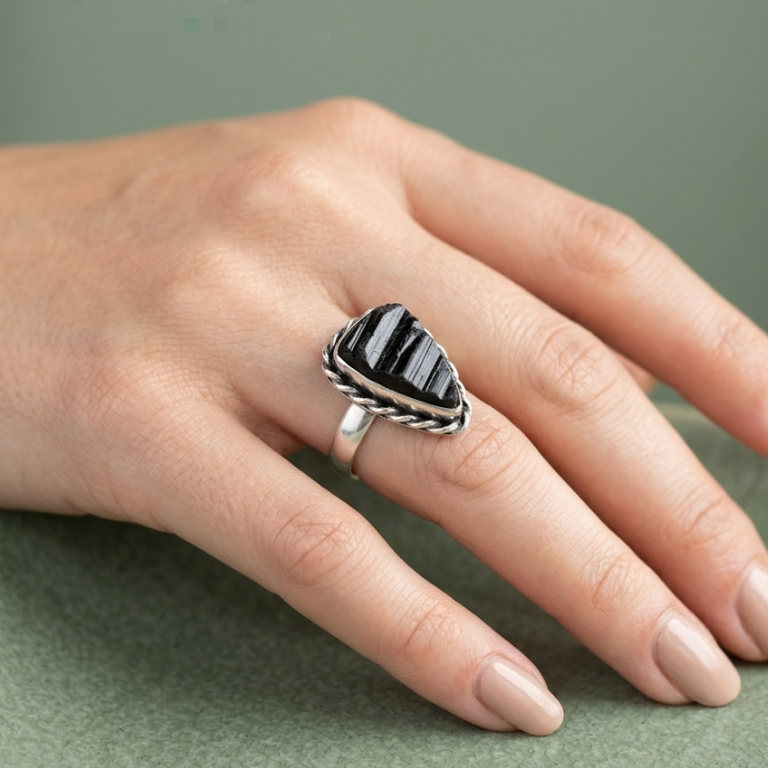 Anello Artigianale con Tormalina Nera Grezza