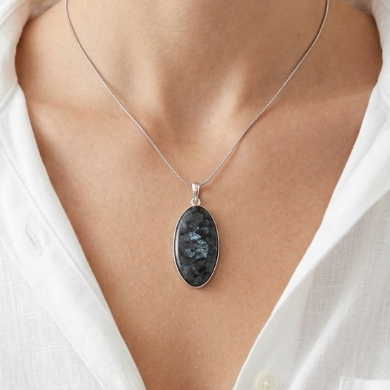 Collana in argento 925 con ciondolo ovale in larvikite nera naturale da 5cm, indossata su catena sottile