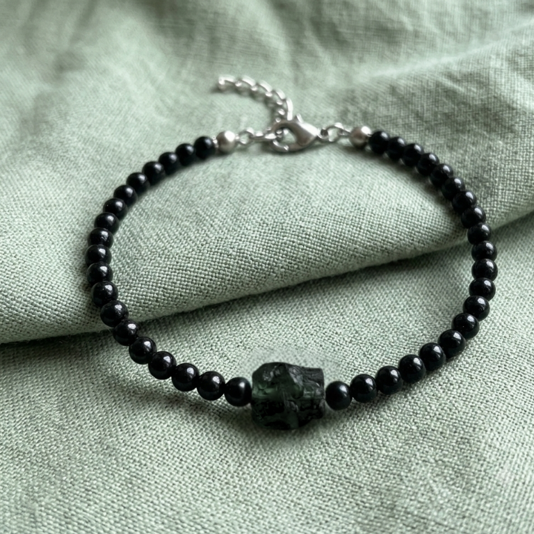 Bracciale tormalina nera con tormalina verde grezza centrale